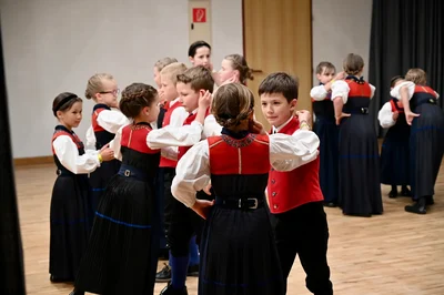 Tanzpaare der Kindertrachtengruppe fassen sich an den Schultern