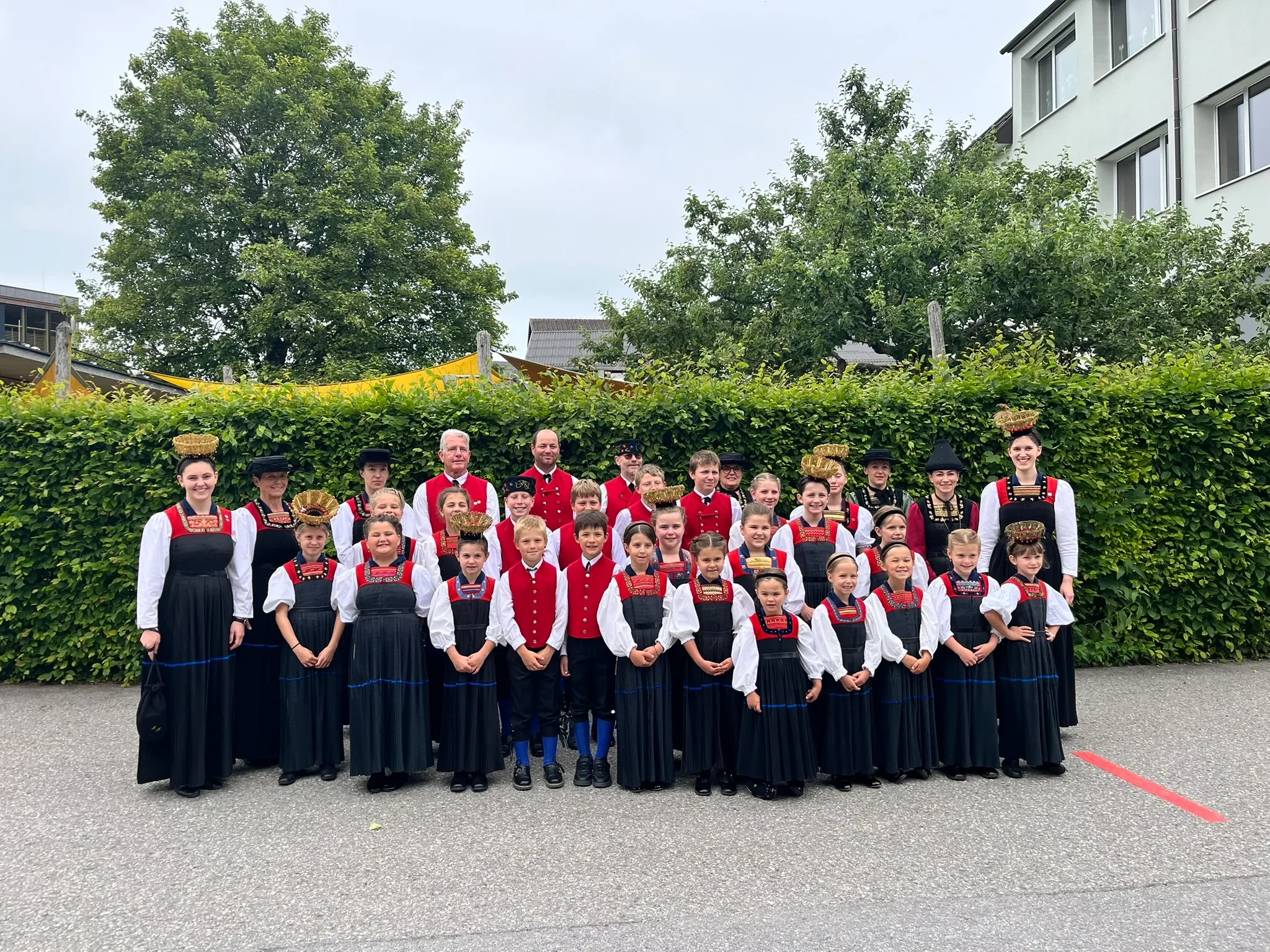 Der Trachtenverein Hittisau, Kinder und Erwachsene in Tracht, aufgestellt zum Gruppenfoto