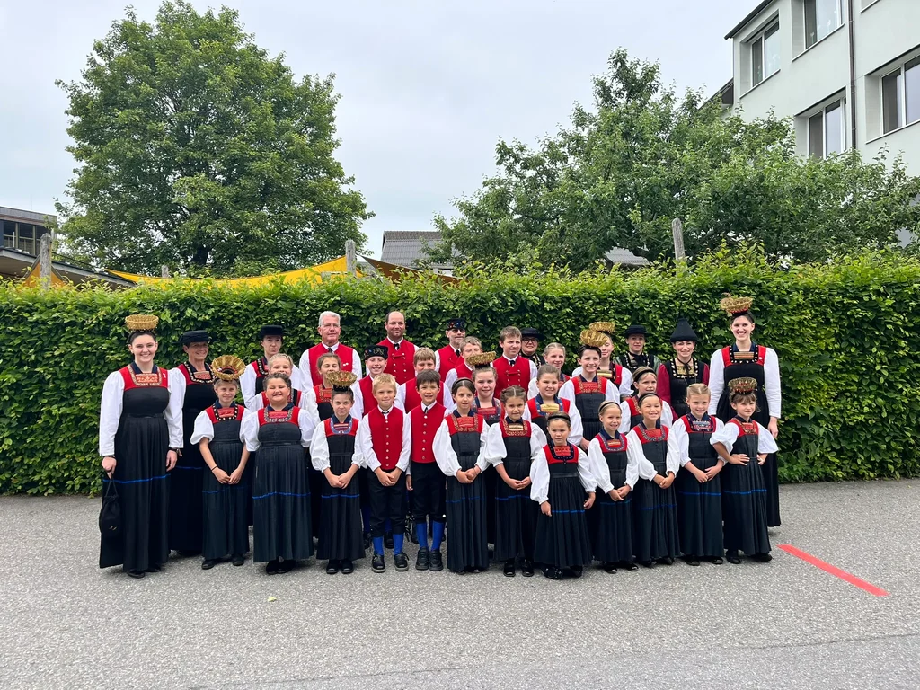 Der Trachtenverein Hittisau, Kinder und Erwachsene in Tracht, aufgestellt zum Gruppenfoto