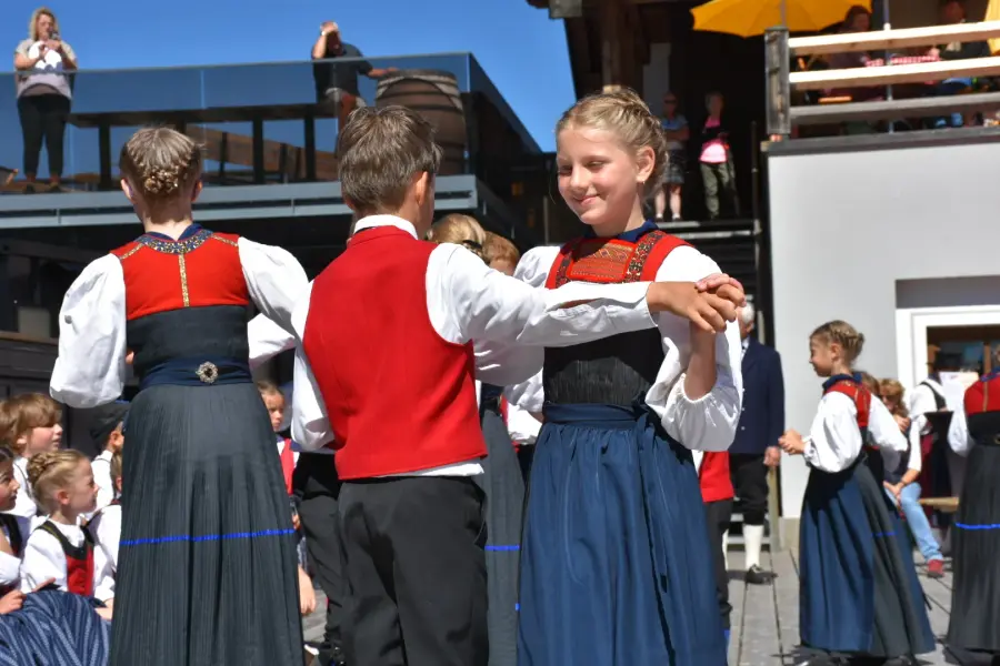 Kinder der Kindertrachtengruppe Hittisau beim Tanzen auf der Bühne