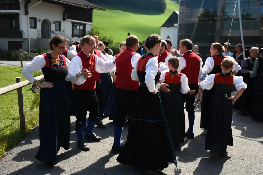 Die Tanzgruppe des Trachtenvereins Hittisau beim Volkstanz im Freien