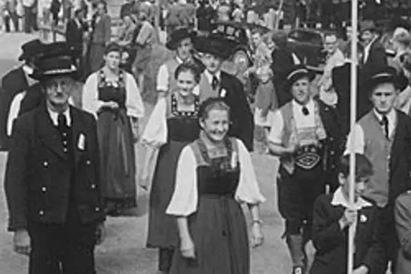 Historische Aufnahme: Trachtengruppe Hittisau bei einem Festumzug