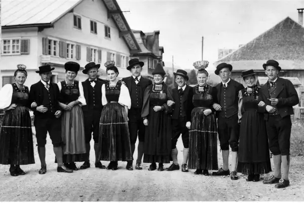 Historische Aufnahme der Trachtengruppe Hittisau