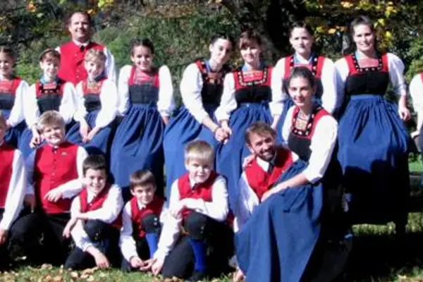 Trachtengruppe und Kindertrachtengruppe Hittisau in der roten Juppe