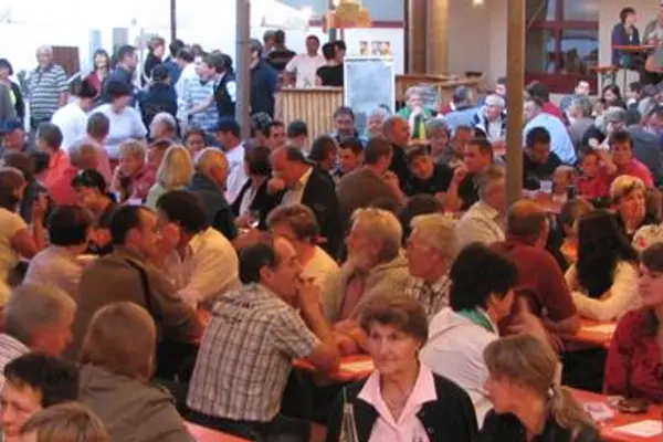 Volles Festzelt bei einem Fest des Trachtenvereins Hittisau