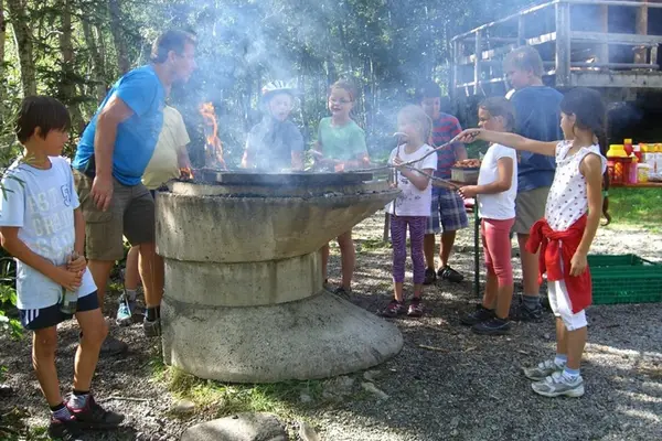 Kinder des Trachtenvereins Hittisau beim Grillen auf einem Vereinsausflug